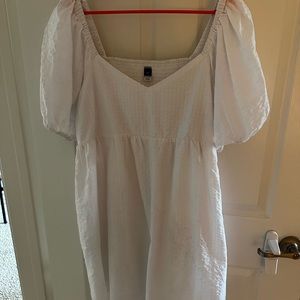 Size XL Old Navy white balloon sleeve dress never worn.